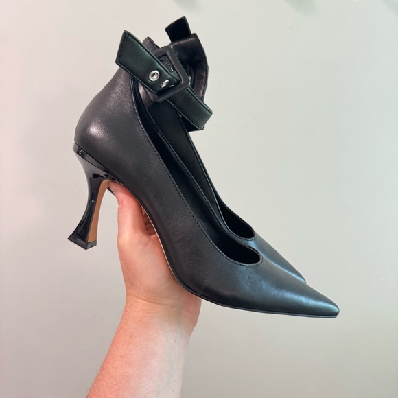 NWOT Gianni Bini Steffi Black Leather Ankle Buckle Pumps Size 7M - Picture 2 of 7